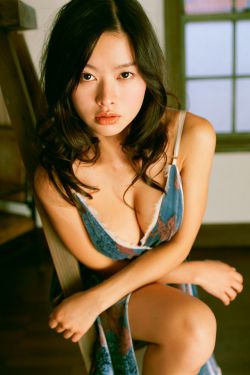 男人把手深进美女的内裤里